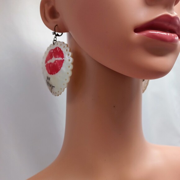 Betsey Johnson Earrings Kiss Lips Oversized Scalloped Edge Mother of Pearl Shell - Picture 2 of 11
